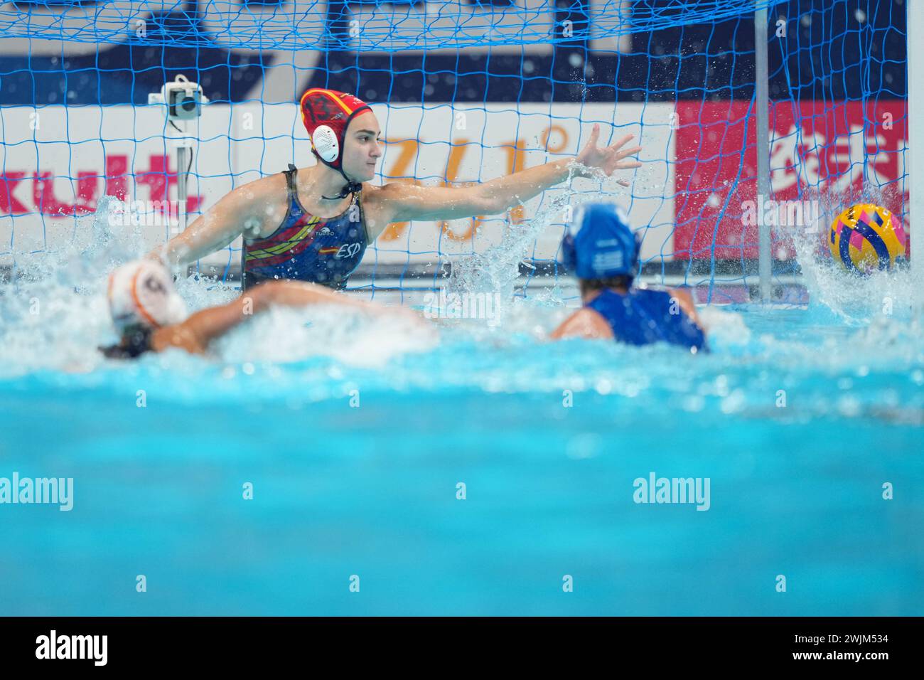 Doha, Qatar. 16 febbraio 2024. Martina Terre (top) di Spagna gareggia durante la partita di bronzo femminile di pallanuoto tra Spagna e Grecia ai Campionati mondiali di acquatria 2024 a Doha, Qatar, 16 febbraio 2024. Crediti: Xue Yuge/Xinhua/Alamy Live News Foto Stock