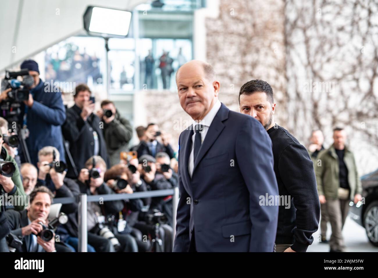 Arbeitsbesuch des Präsidenten der Ukraine a Berlino - il Presidente dell'Ucraina in visita di lavoro a Berlino - Bundeskanzler Olaf Scholz mit seinem Gast Wolodymyr Selenskyj - bei der Ankunft am BundeskanzleramtArbeitsbesuch des Präsidenten der Ukraine a Berlino - il Presidente dell'Ucraina in visita di lavoro a Berlino - Bundeskanzler Olaf Scholz mit seinem Gast Wolodymyr Selenskyj - bei der Ankunft am Bundeskanzleramt, Berlin Berlin Deutschland Bundeskanzleramt *** visita di lavoro del Presidente dell'Ucraina a Berlino il Presidente dell'Ucraina in visita di lavoro al Cancelliere federale di Berlino Olaf Sch Foto Stock