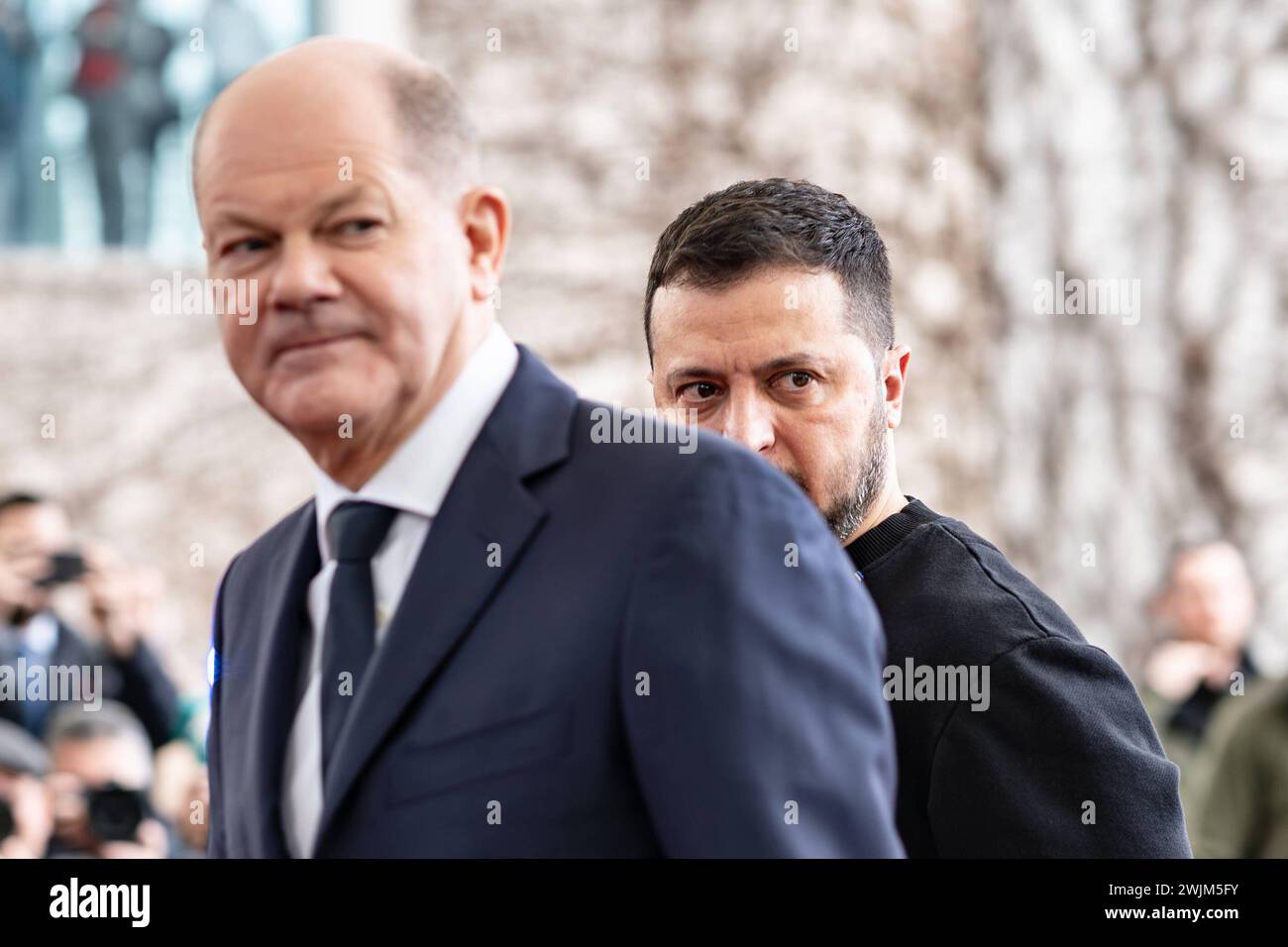 Arbeitsbesuch des Präsidenten der Ukraine a Berlino - il Presidente dell'Ucraina in visita di lavoro a Berlino - Bundeskanzler Olaf Scholz mit seinem Gast Wolodymyr Selenskyj - bei der Ankunft am BundeskanzleramtArbeitsbesuch des Präsidenten der Ukraine a Berlino - il Presidente dell'Ucraina in visita di lavoro a Berlino - Bundeskanzler Olaf Scholz mit seinem Gast Wolodymyr Selenskyj - bei der Ankunft am Bundeskanzleramt, Berlin Berlin Deutschland Bundeskanzleramt *** visita di lavoro del Presidente dell'Ucraina a Berlino il Presidente dell'Ucraina in visita di lavoro al Cancelliere federale di Berlino Olaf Sch Foto Stock