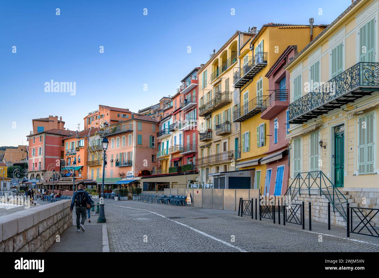 Serata nella splendida Villefranche-sur-Mer sulla Costa Azzurra - Côte Azzurra, Francia. Foto perfette, multicolore, case costruite vicino al mare. Foto Stock
