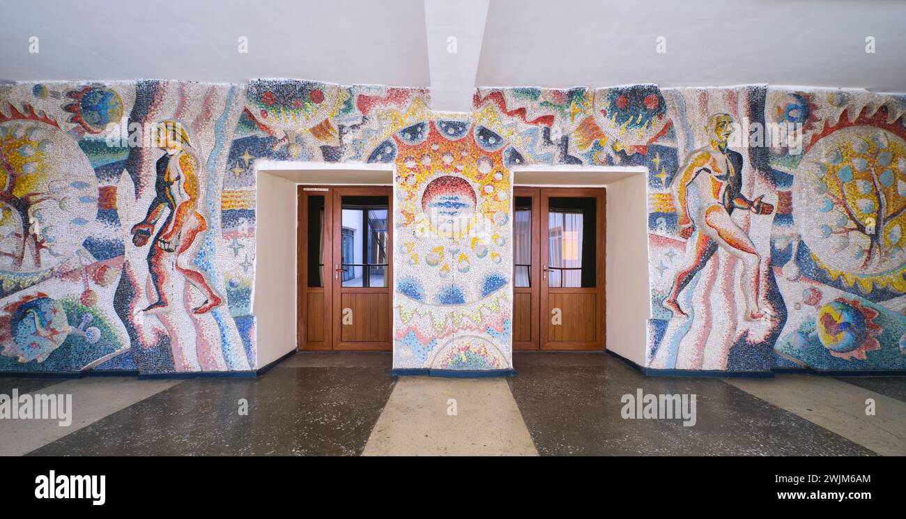 L'ingresso principale del museo presenta un grande murale piastrellato a mosaico con un tema evolutivo. Al Museo biologico nel campus di al-Farabi Kazako N Foto Stock