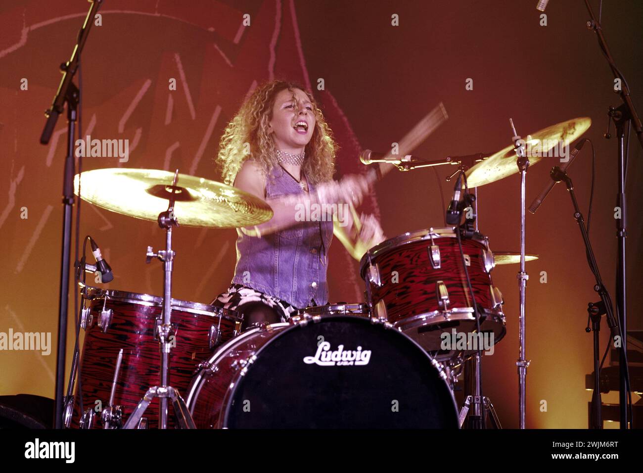 Lucy Katz, batterista dei Dream Nails, si esibisce dal vivo in concerto. Foto Stock