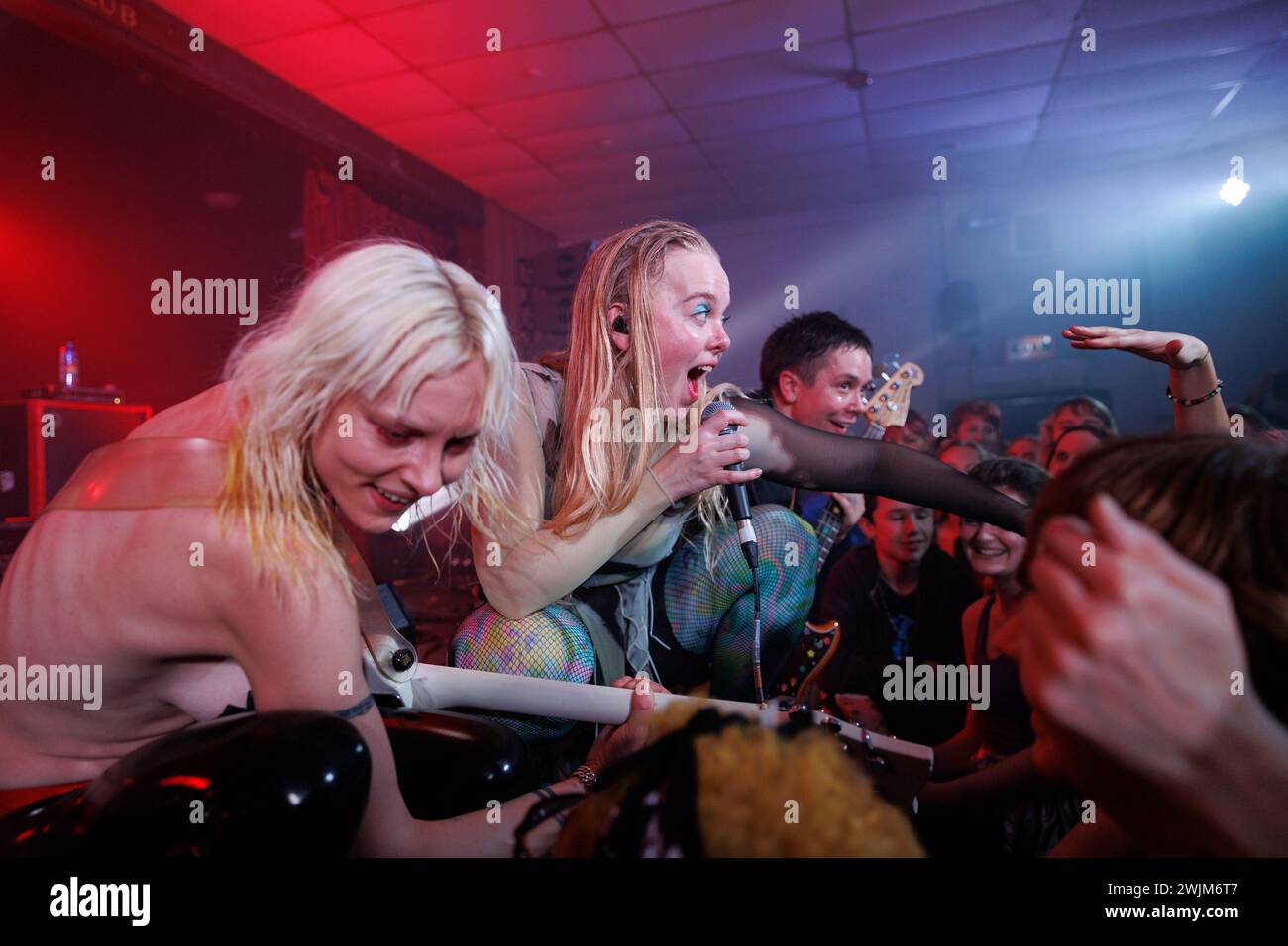 Alice Gough, Rakel Mjöll e Isabella Podpadec di Dream Wife si avvicinano ai loro fan mentre vivono in concerto al Crookes Social Club come parte del loro tour principale del 2024. Foto Stock