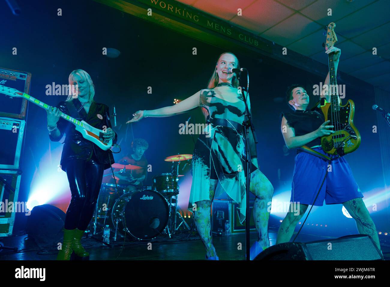Dream Wife si esibisce dal vivo in concerto al Crookes Social Club come parte del loro tour del 2024. Foto Stock