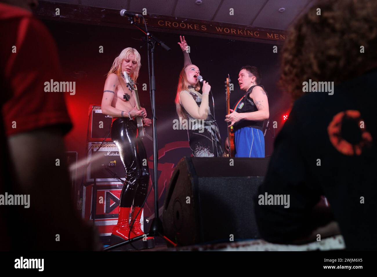 Dream Wife si esibisce dal vivo in concerto al Crookes Social Club come parte del loro tour del 2024. Nella foto da sinistra a destra: Alice Gough, Rakel Mjöll e Isabella Popdadec. Foto Stock
