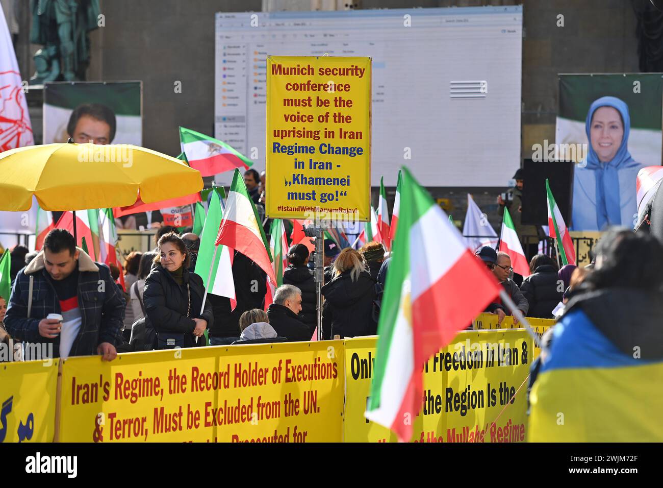 Dimostrazione Nationaler Widerstandsrat Iran gegen das iranische regime anlaesslich der Muenchener Sicherheitskonferenz Munic Security Conference,MCS am 16.02.2024 auf dem Odeonsplatz a Monaco, *** dimostrazione del Consiglio nazionale di resistenza Iran contro il regime iraniano in occasione della conferenza di sicurezza di Monaco, conferenza Munic Security, MCS il 16 02 2024 presso l'Odeonsplatz di Monaco, Foto Stock