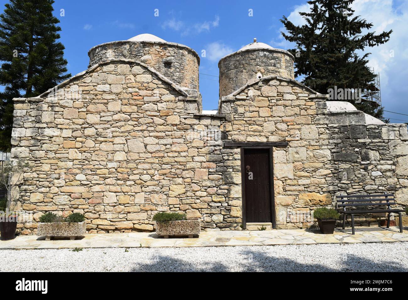 Questa è l'antica chiesa in pietra di Ayia Anastasia a Pano Polemidia. Foto Stock