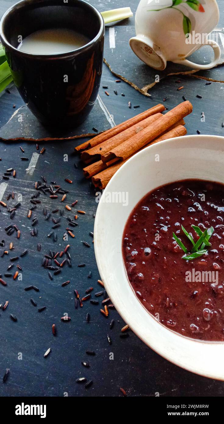 foto del cibo sotto forma di riso nero appiccicoso con latte Foto Stock