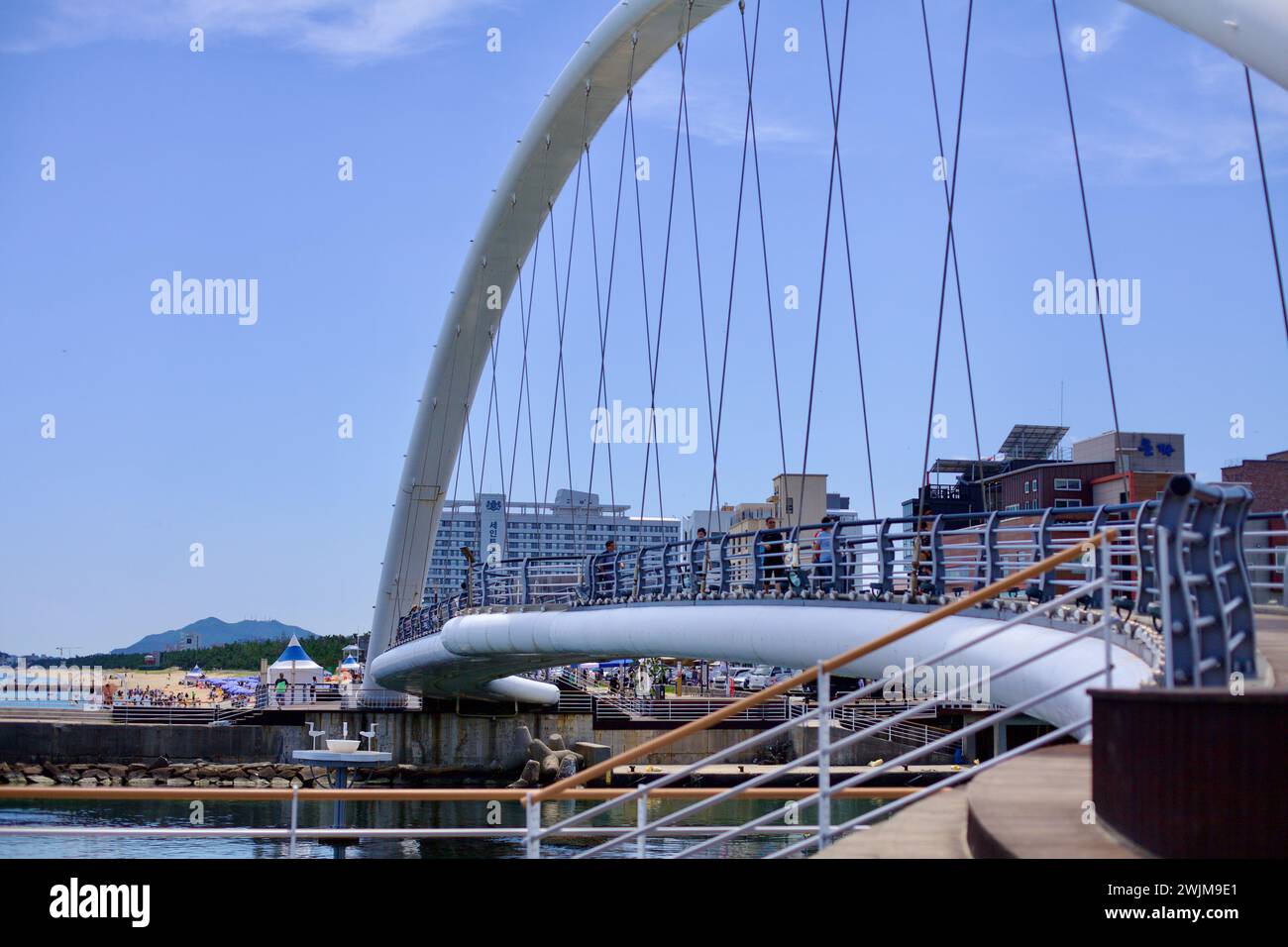 Gangneung City, Corea del Sud - 29 luglio 2019: La meraviglia architettonica del ponte Gangmun Sotdaedari, caratterizzato da un'alta capriata ad arco e fili, campate Foto Stock