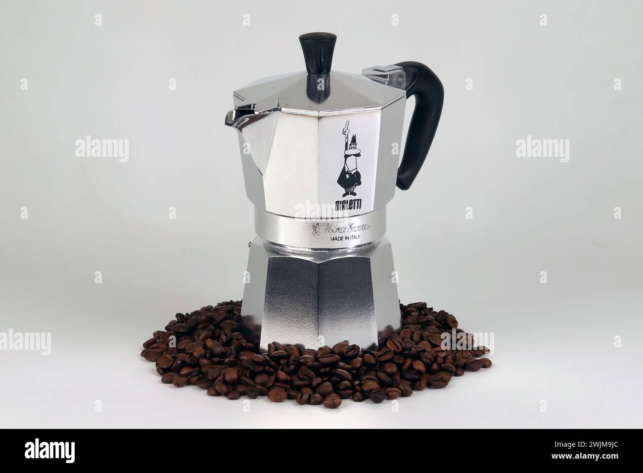 Italia, 17 - 2024 febbraio, caffettiera tradizionale, tipico strumento italiano per la preparazione del caffè, editoriale illustrativo Foto Stock