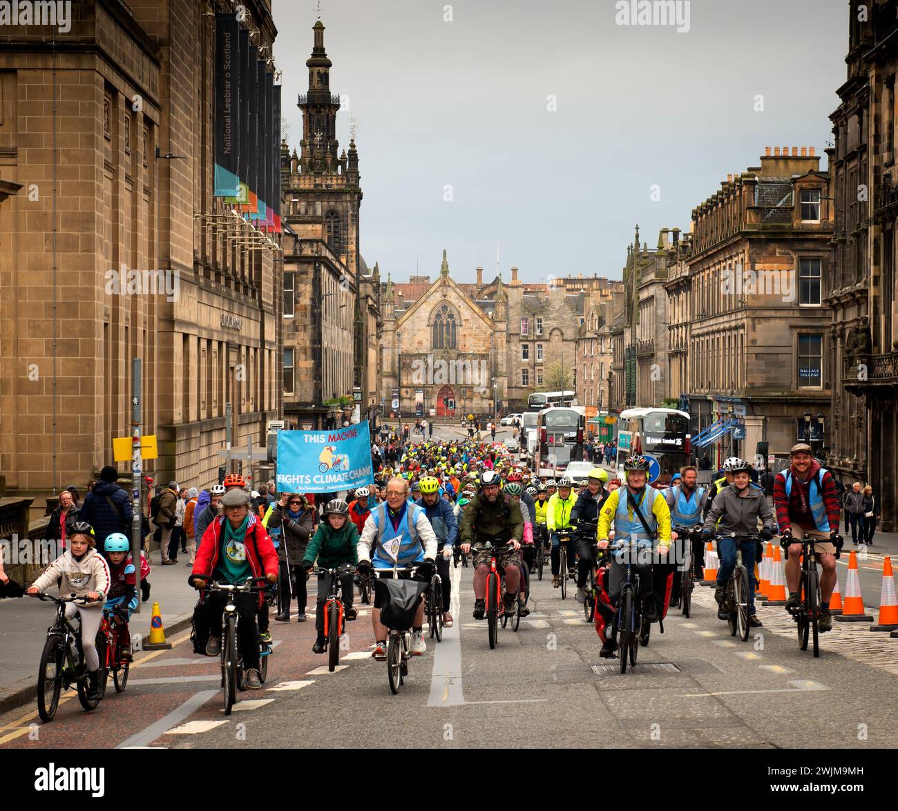 Centinaia di ciclisti e persone in bicicletta pedalano per le strade di Edimburgo fino al Parlamento per protestare e dimostrare per le strade più sicure di An Foto Stock