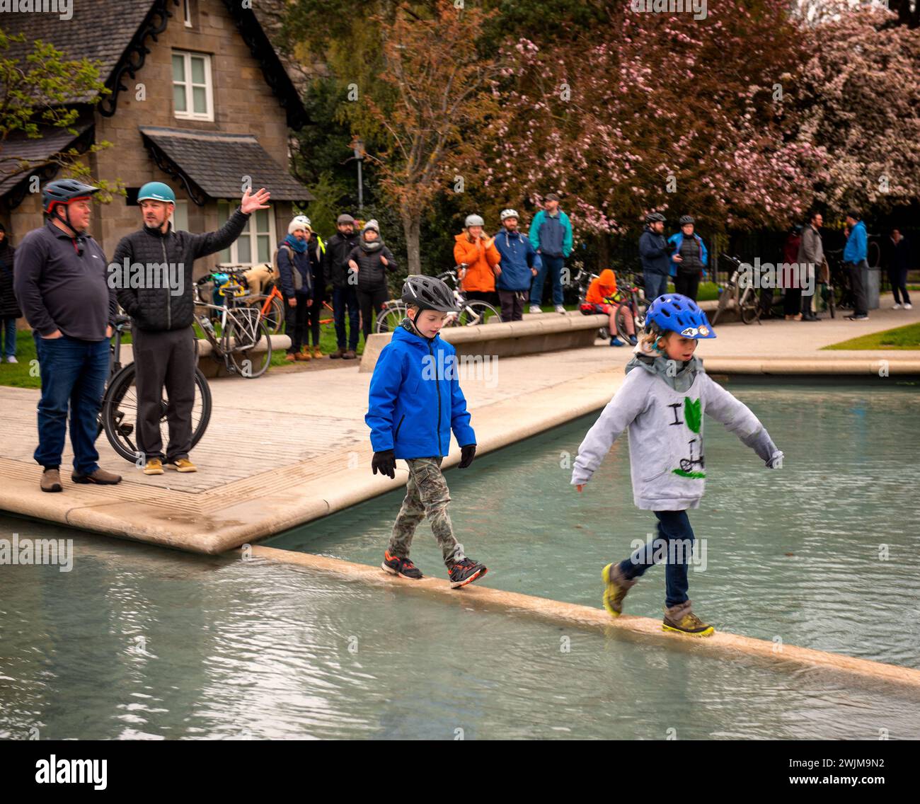 I bambini giocano in acqua fuori dal Parlamento in una protesta per dimostrare per strade più sicure a un pedale annuale per la manifestazione del Parlamento in Scozia Foto Stock