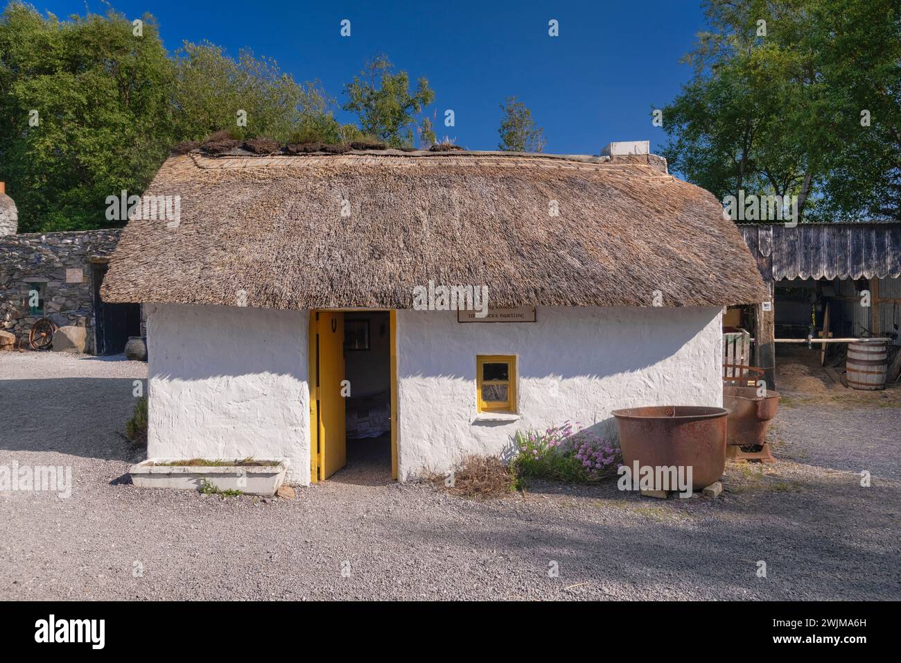 Irlanda, contea di Kerry, penisola di Iveragh, Ring of Kerry, Glenbeigh, Kerry Bog Village Museum, il cottage del laburista appartenente a Denny Riordan. Foto Stock