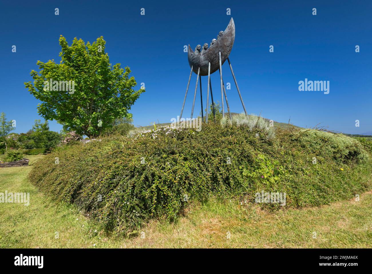 Irlanda, contea di Kerry, penisola di Iveragh, Ring of Kerry, Cahersiveen, Saint Brendan, il Monumento del Navigatore o la scultura. Foto Stock