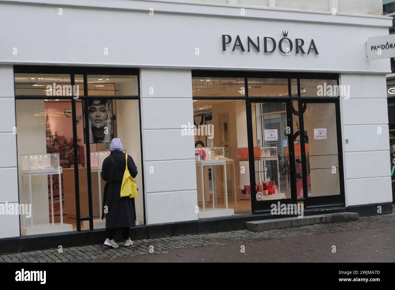 Copenaghen, Danimarca /16 febbraio 2024/. Pamndora store in via stroeget danisb financialm nella capitale danese. Foto.Francis Joseph Dean/Dean Pictures Foto Stock