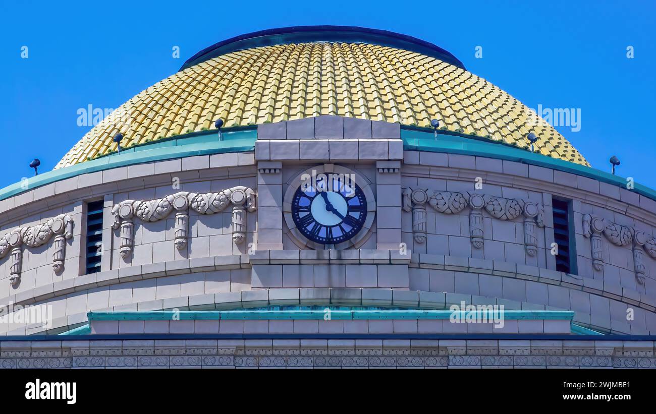 Cupola a cupola sul tetto del tribunale della contea di Sterns, un edificio in stile Beaux-Arts costruito nel 1921; in un cielo blu luminoso giorno estivo a St Nuvola, min Foto Stock