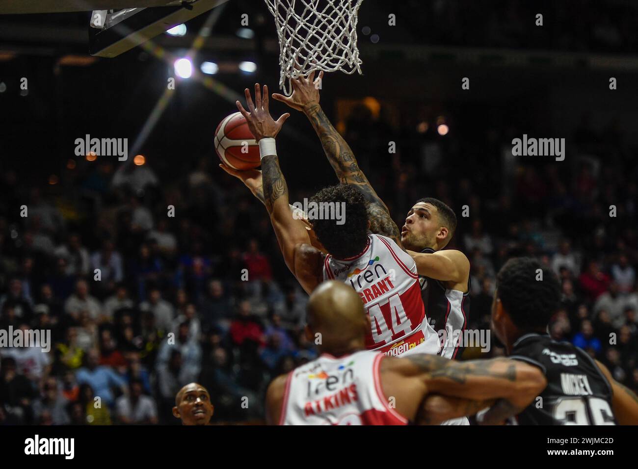 Gabriel Lundberg (Virtus pallacanestro Bologna) sta giocando durante la partita tra Virtus Bologna pallacanestro e pallacanestro Reggiana - Frecciaros Foto Stock