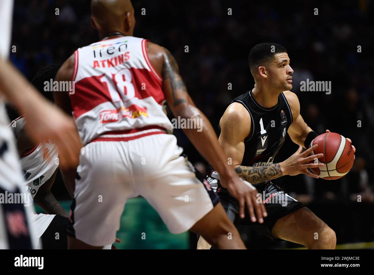 Gabriel Lundberg (Virtus pallacanestro Bologna) sta giocando durante la partita tra Virtus Bologna pallacanestro e pallacanestro Reggiana - Frecciaros Foto Stock