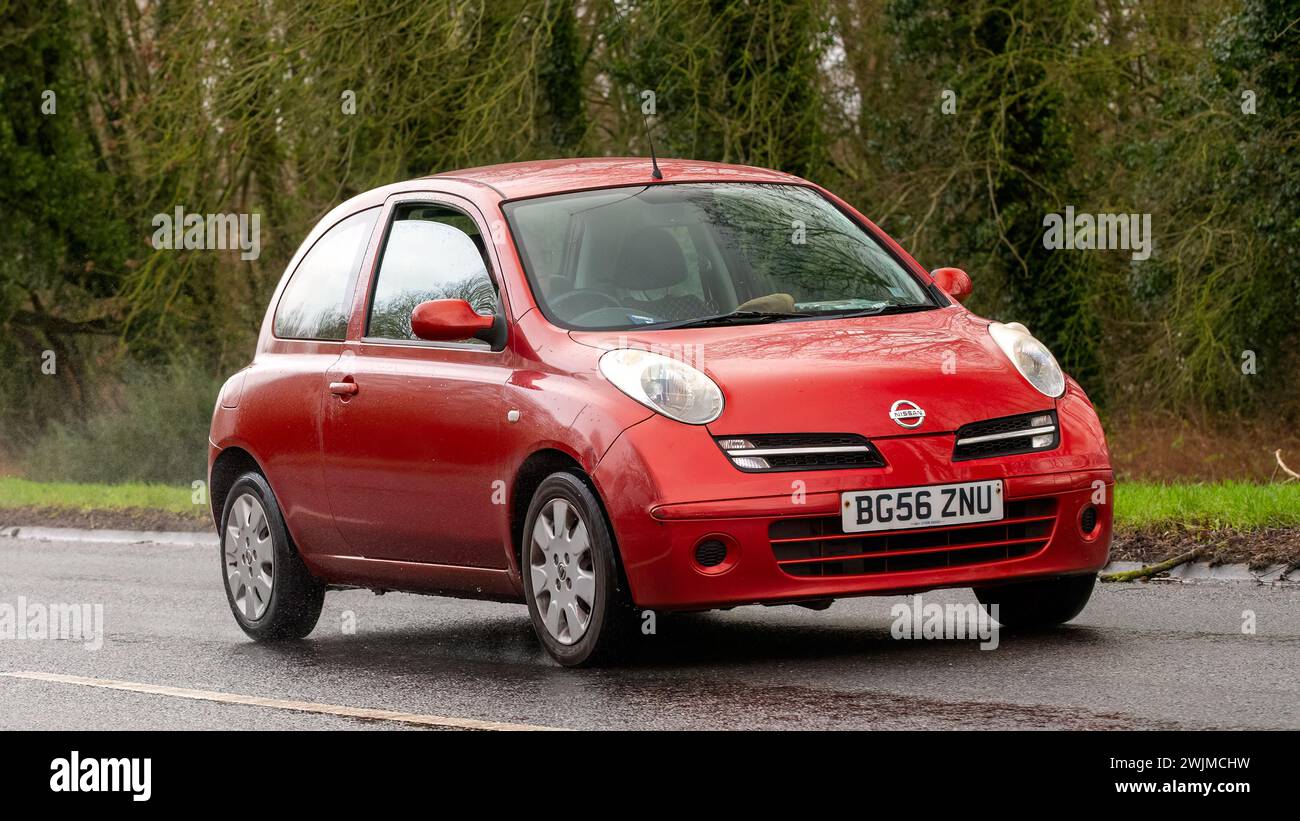 Milton Keynes, UK-9 febbraio 2024: 2006 auto Nissan Micra rossa che guida su una strada inglese Foto Stock