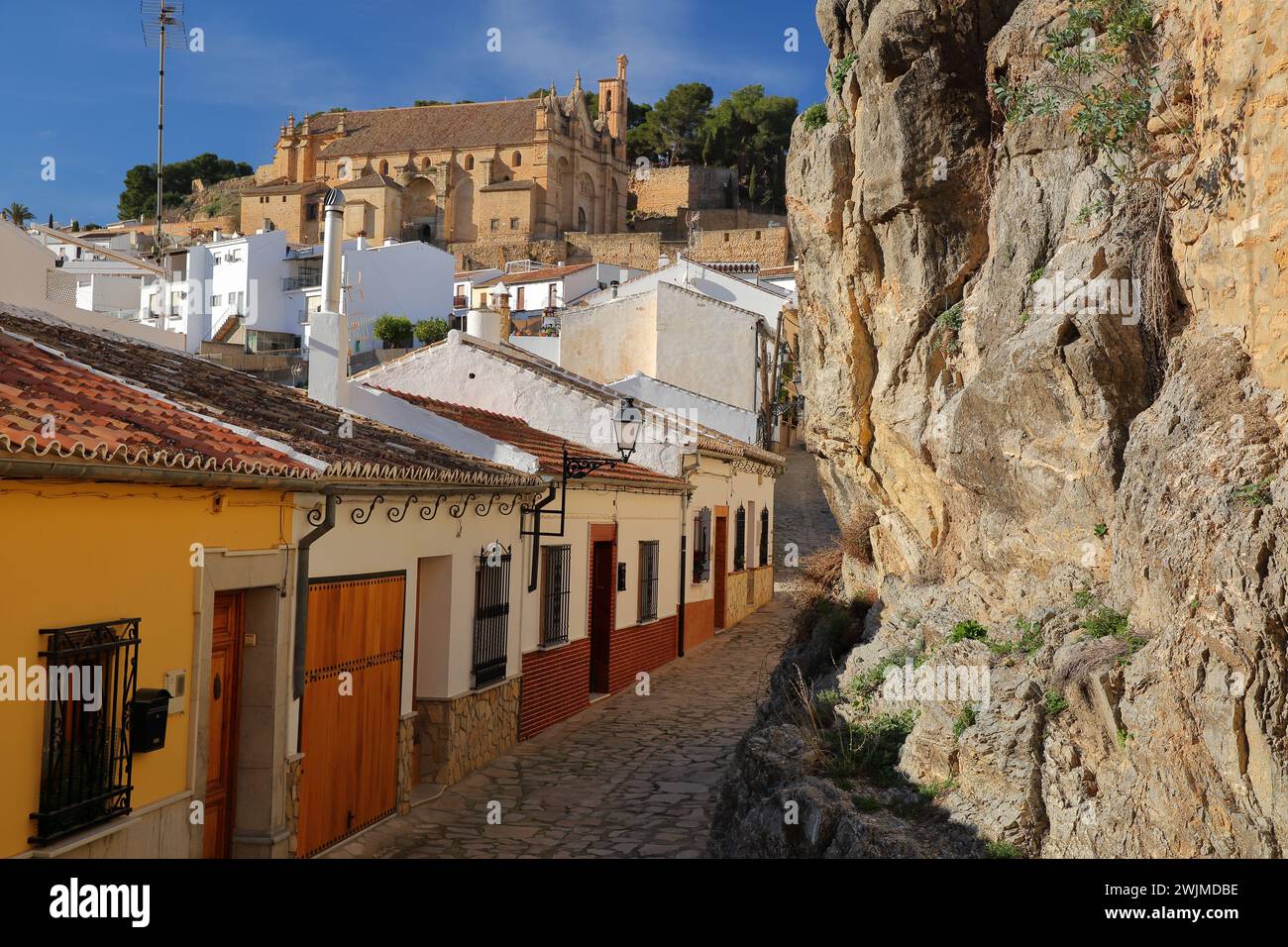Callejon de la piscina, situato dietro la chiesa di Carmen ad Antequera, provincia di Malaga, Andalusia, Spagna, con case colorate Foto Stock