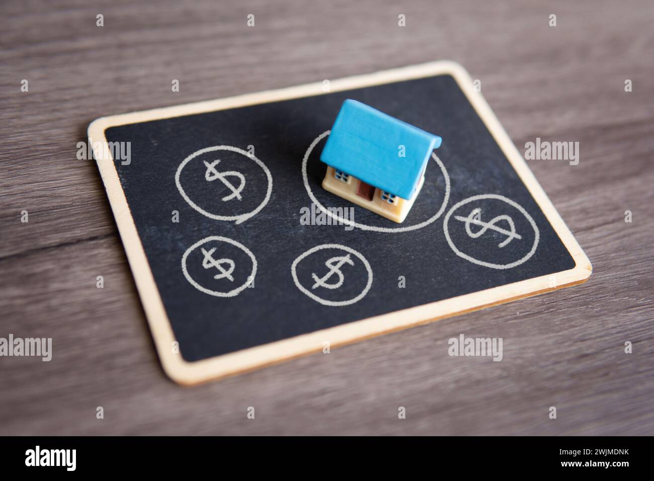 Immagine ravvicinata della casa dei giocattoli e della lavagna. Bolla immobiliare, concetto di bolla immobiliare. Foto Stock