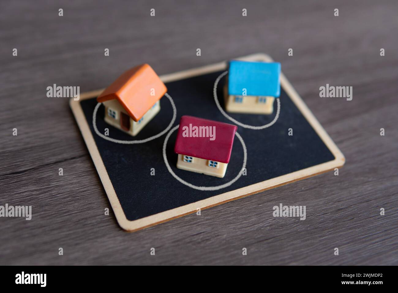 Immagine ravvicinata della casa dei giocattoli e della lavagna. Bolla immobiliare, concetto di bolla immobiliare. Foto Stock