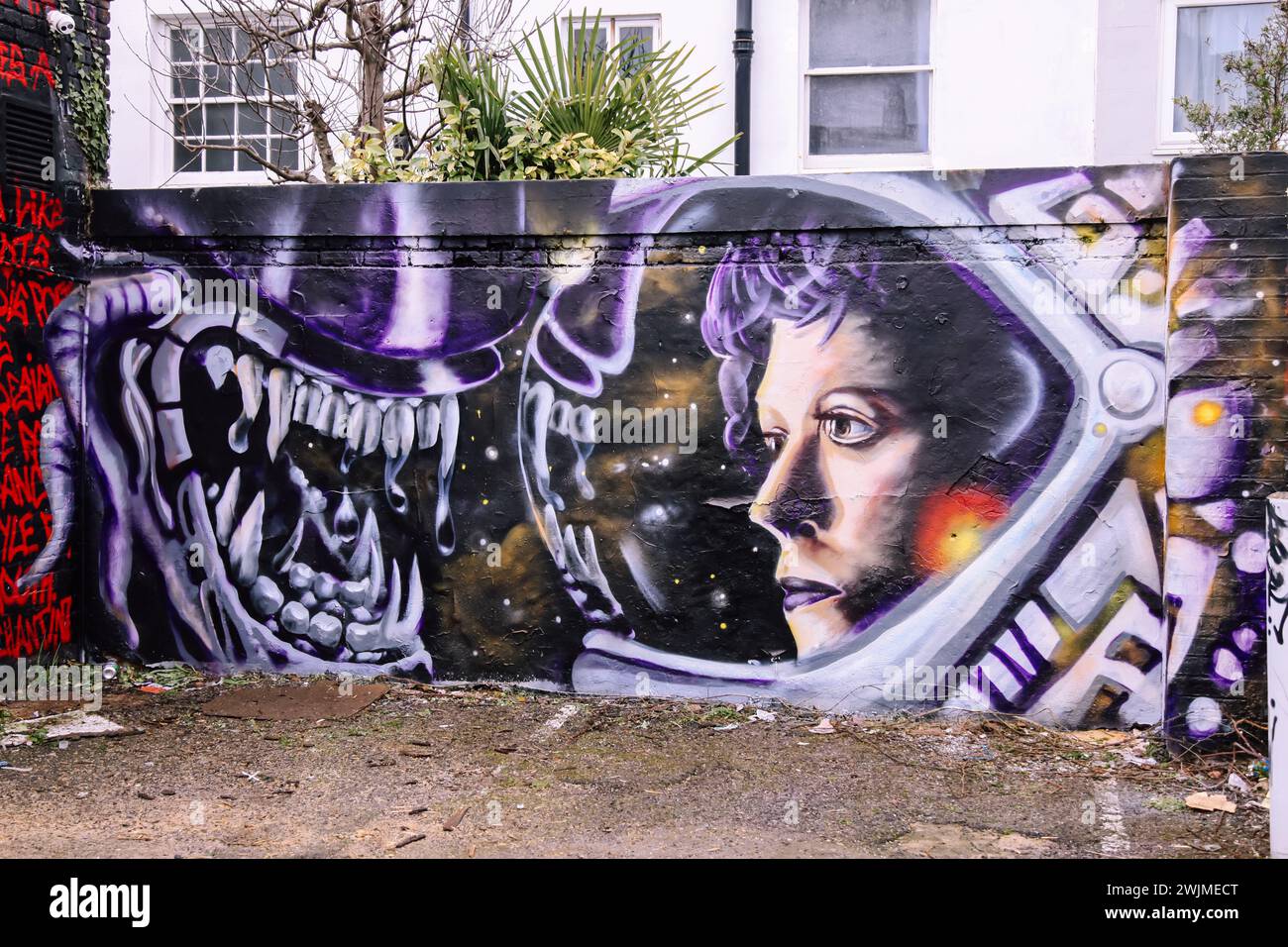 Graffiti Street art raffiguranti Alien ed Ellen Ripley (Sigourney Weaver) a Trafalgar Lane Brighton, East Sussex, Inghilterra, Regno Unito, febbraio 2024 Foto Stock