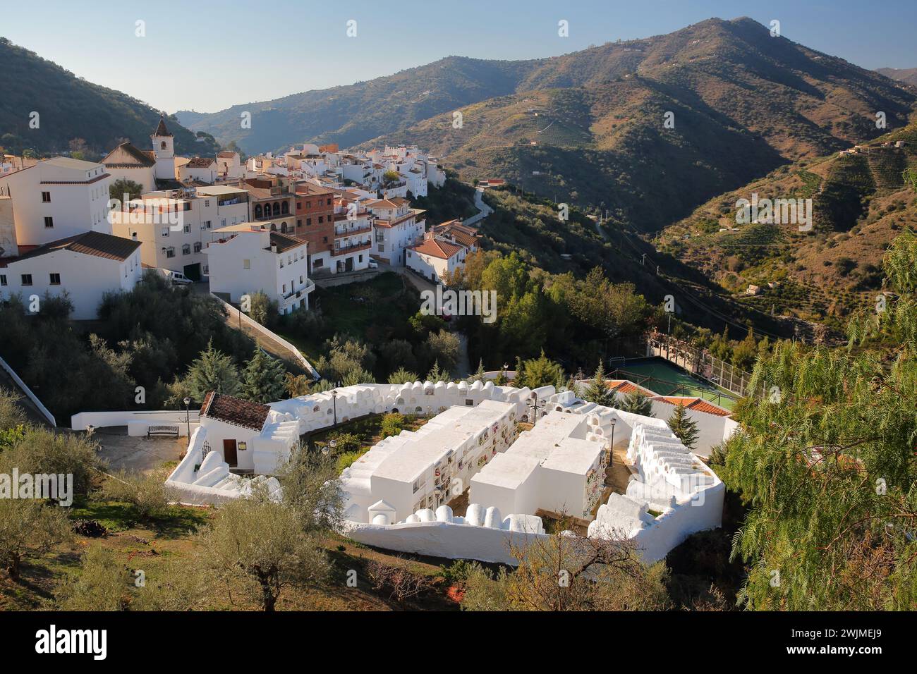 Vista del villaggio di Sayalonga, Axarquia, provincia di Malaga, Andalusia, Spagna, con un cimitero circolare in primo piano Foto Stock
