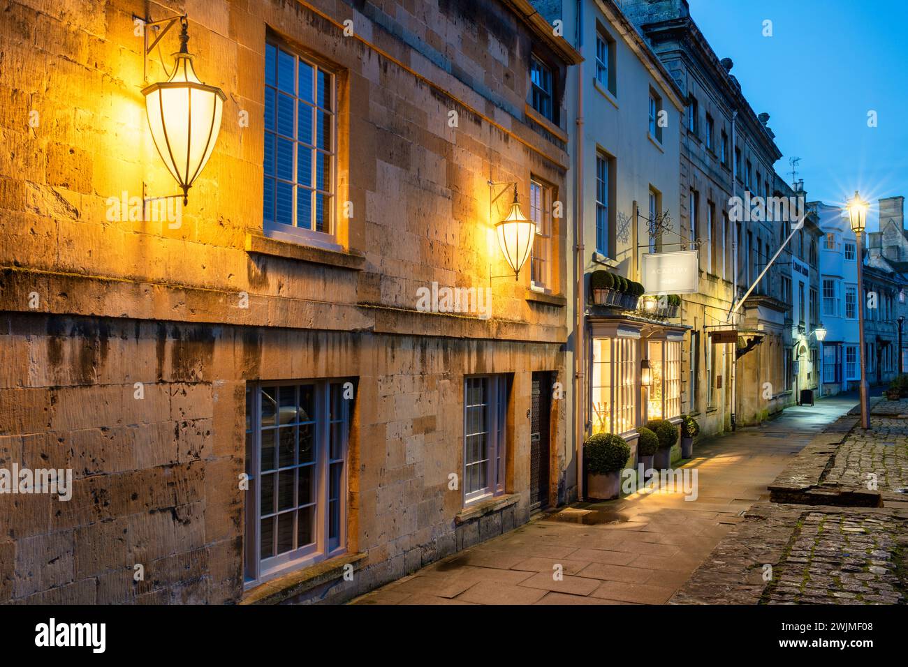 Covent Garden Academy of Flowers, lungo la strada principale all'alba. Chipping Campden, Cotswolds, Gloucestershire, Inghilterra Foto Stock