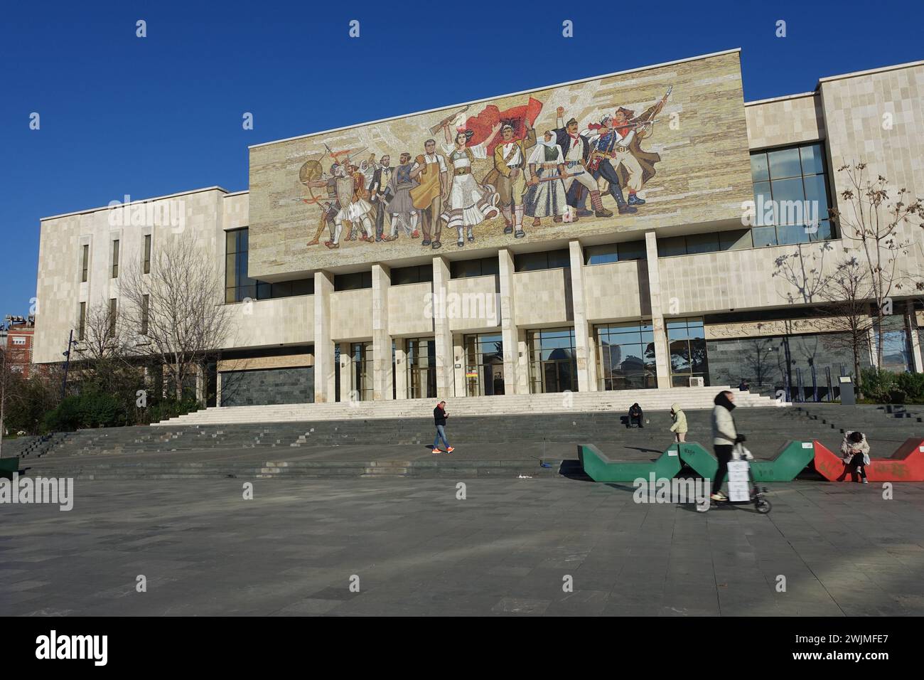 L'affresco sulla facciata del Museo di storia di Tirana risalente al periodo comunista Foto Stock