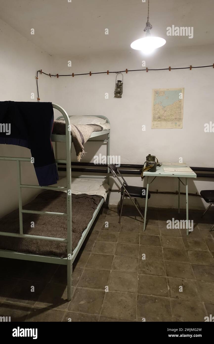 Una stanza in un bunker sotterraneo nel centro di Tirana allestita in caso di invasione durante l'era del dittatore Enver Hoxha Foto Stock