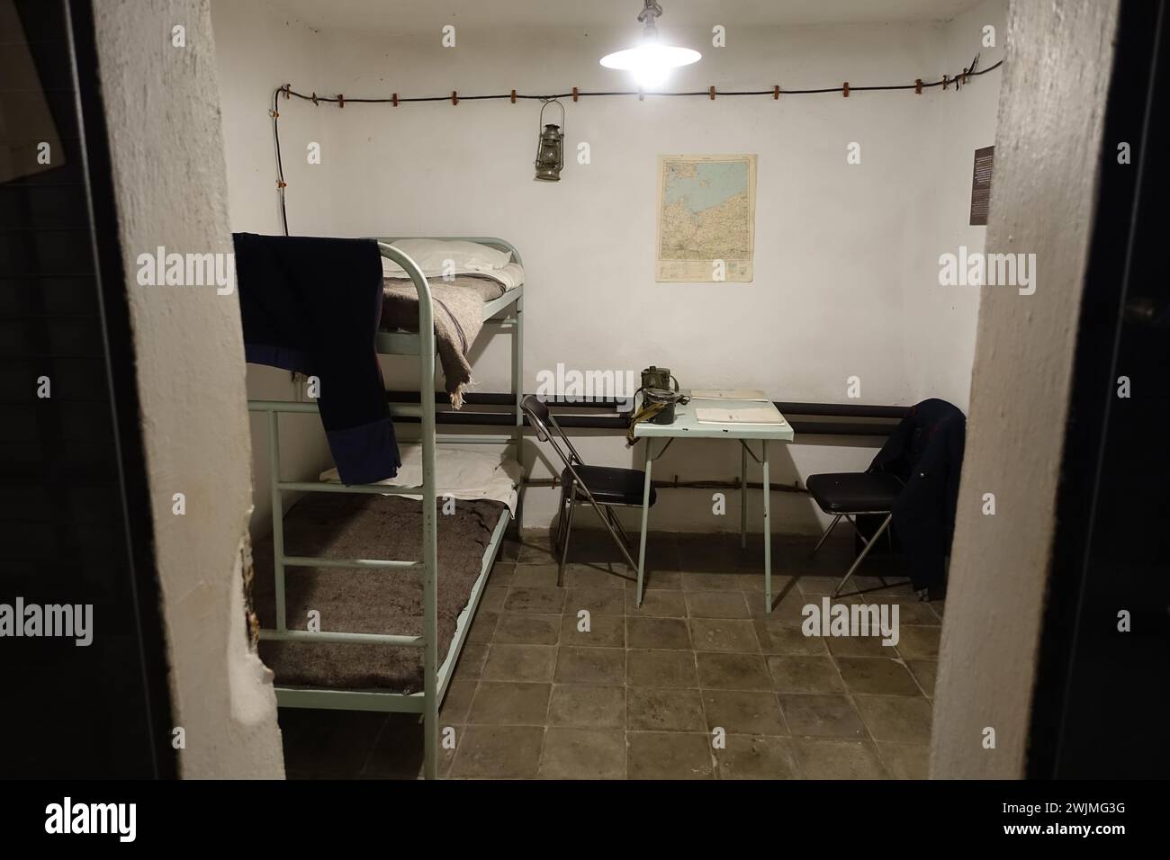 Una stanza in un bunker sotterraneo nel centro di Tirana allestita in caso di invasione durante l'era del dittatore Enver Hoxha Foto Stock