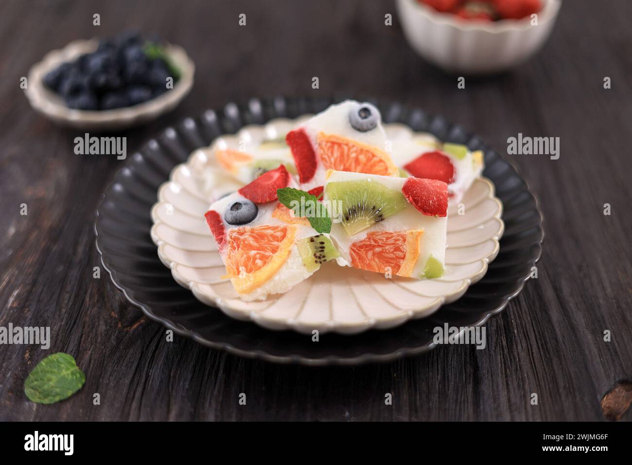 Corteccia di yogurt surgelato fatta in casa, sano gelato Keto Diet fatto con yogurt greco, fritta fresca e miele Foto Stock
