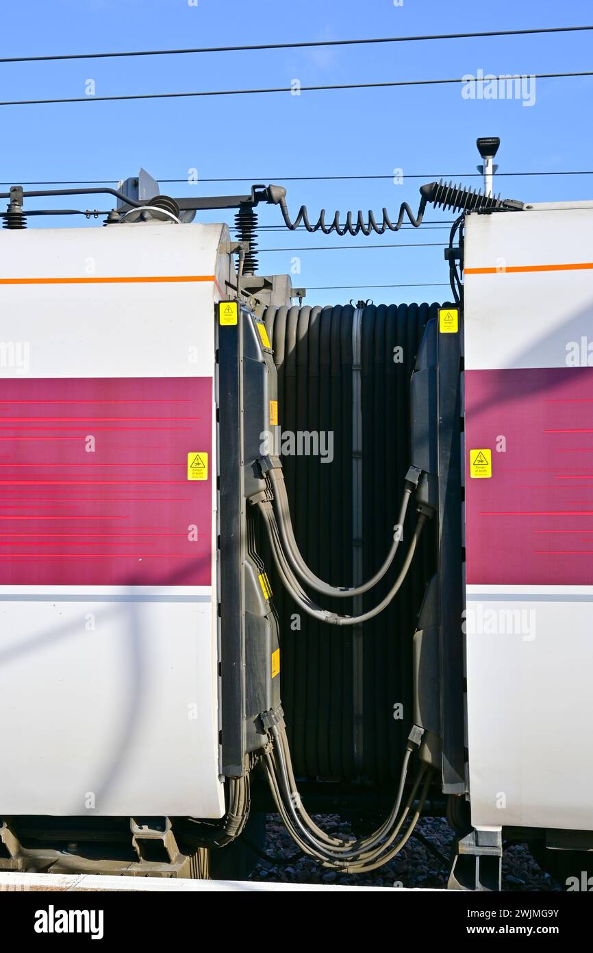 Cavi di comunicazione elettrica e collegamento corridoio tra carrozze su treno elettrico ad alta velocità LNER Azuma, Inghilterra, Regno Unito . Foto Stock