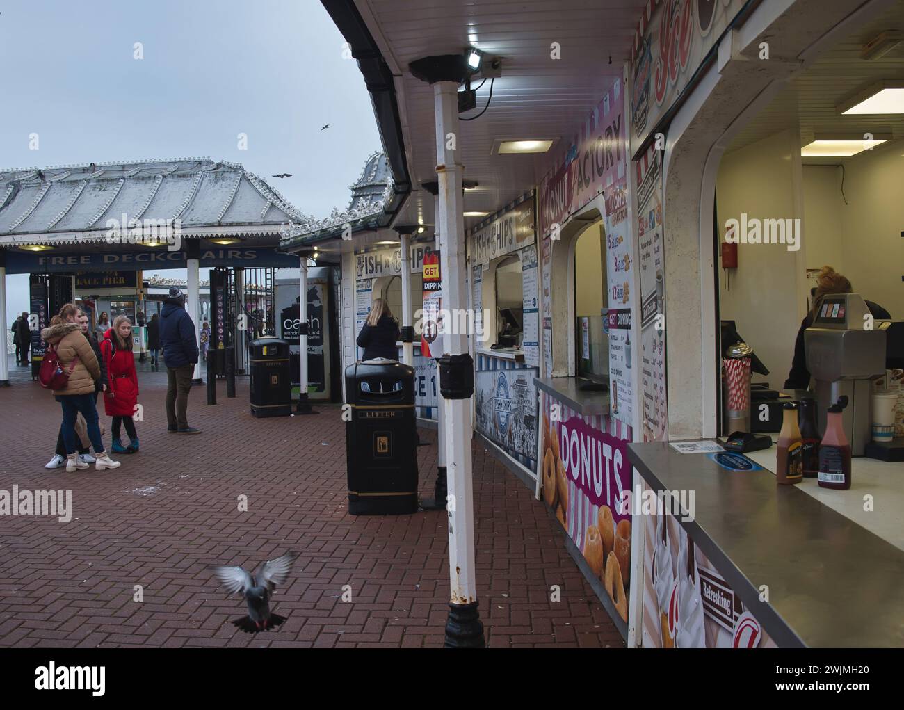 Chioschi fast food tradizionali sul molo di Brighton in inverno Foto Stock