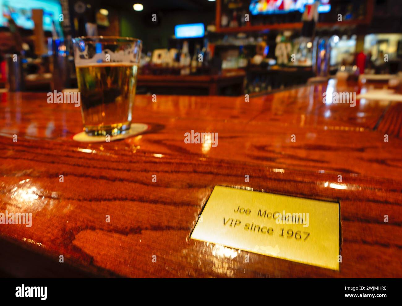 Il mio pub locale onora uno dei suoi clienti abituali. Foto Stock
