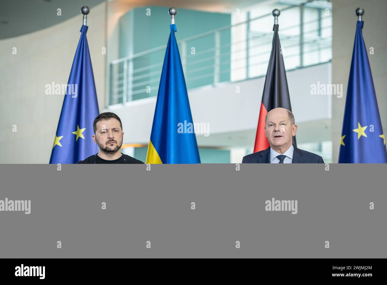 Arbeitsbesuch des Präsidenten der Ukraine a Berlino - il Presidente dell'Ucraina in visita di lavoro a Berlino - Bundeskanzler Olaf Scholz mit seinem Gast Wolodymyr Selenskyj während der gemeinsamen Pressekonferenz im BundeskanzleramtArbeitsbesuch des Präsidenten der Ukraine a Berlino - il Presidente dell'Ucraina in visita di lavoro a Berlino - Bundeskanzler Olaf Scholz mit seinem Gast Wolodymyr Selenskyj während der gemeinsamen Pressekonferenz im Bundeskanzleramt, Berlin Berlin Deutschland Bundeskanzleramt *** visita di lavoro del Presidente dell'Ucraina a Berlino il Presidente dell'Ucraina su un lavoro Foto Stock