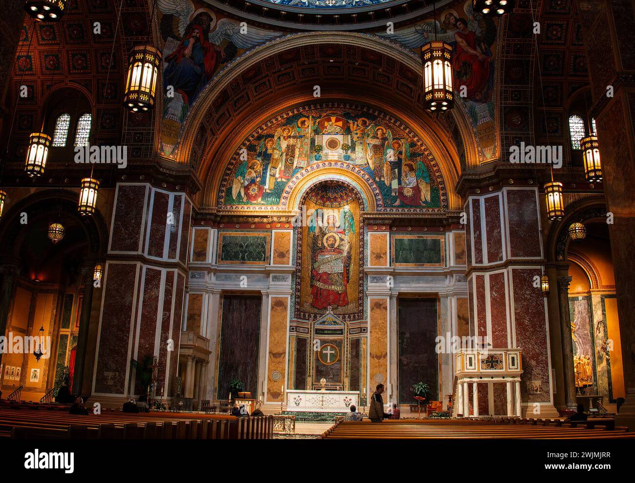 L'altare di S.. Matthews Cathedral, Washington DC. Foto Stock