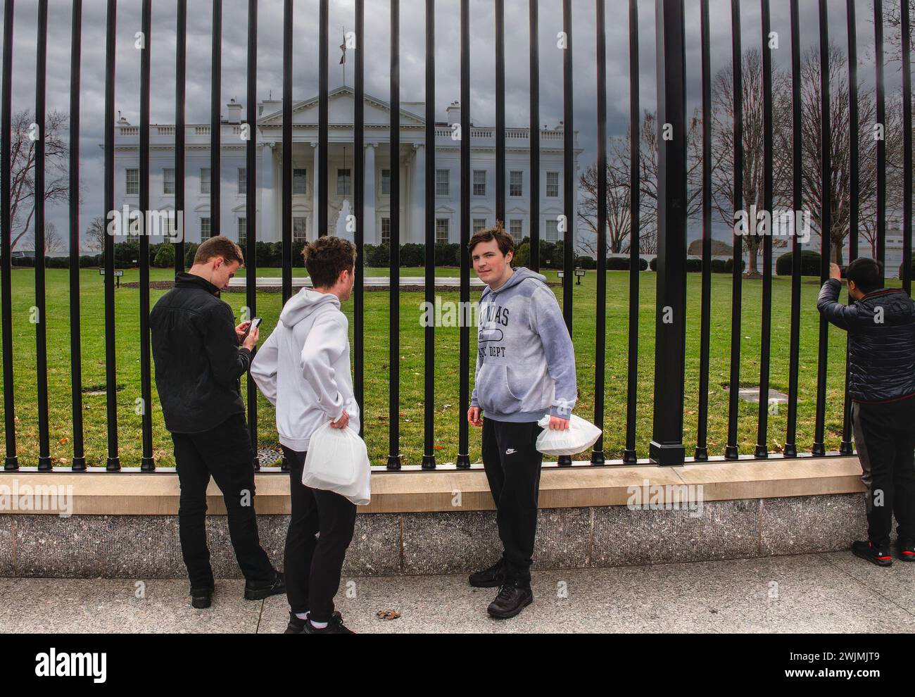 Turisti fuori dalla Casa Bianca a Washington DC. Foto Stock