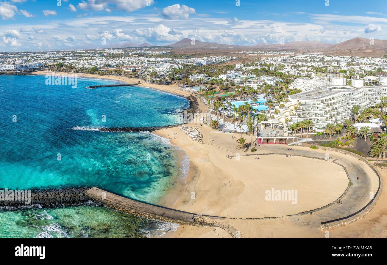 Playa de las Cucharas, Costa Teguise, Lanzarote: Una perfetta spiaggia per famiglie con sabbia dorata, acque turchesi e una varietà di sport acquatici. Foto Stock