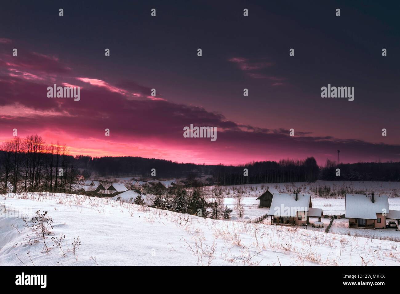 Paesaggio campi innevati invernali in Polonia, Europa nelle giornate di sole in inverno, incredibile cielo blu tramonto Foto Stock