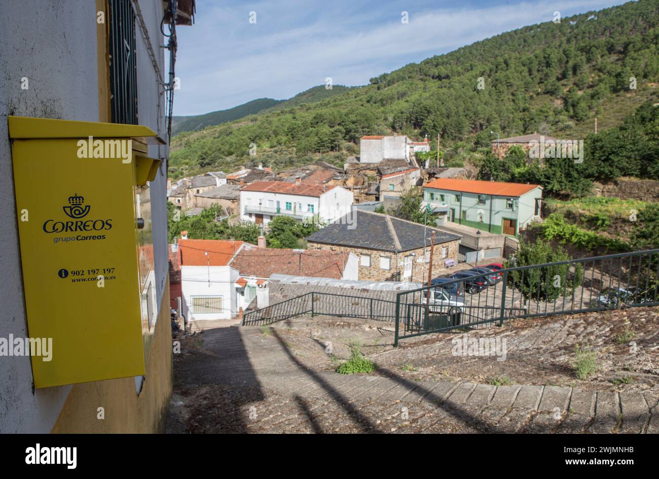 Casares de las Hurdes, Spagna. 8 luglio 2023: Posta posta posta posta attaccata al muro in una piccola città di montagna Foto Stock
