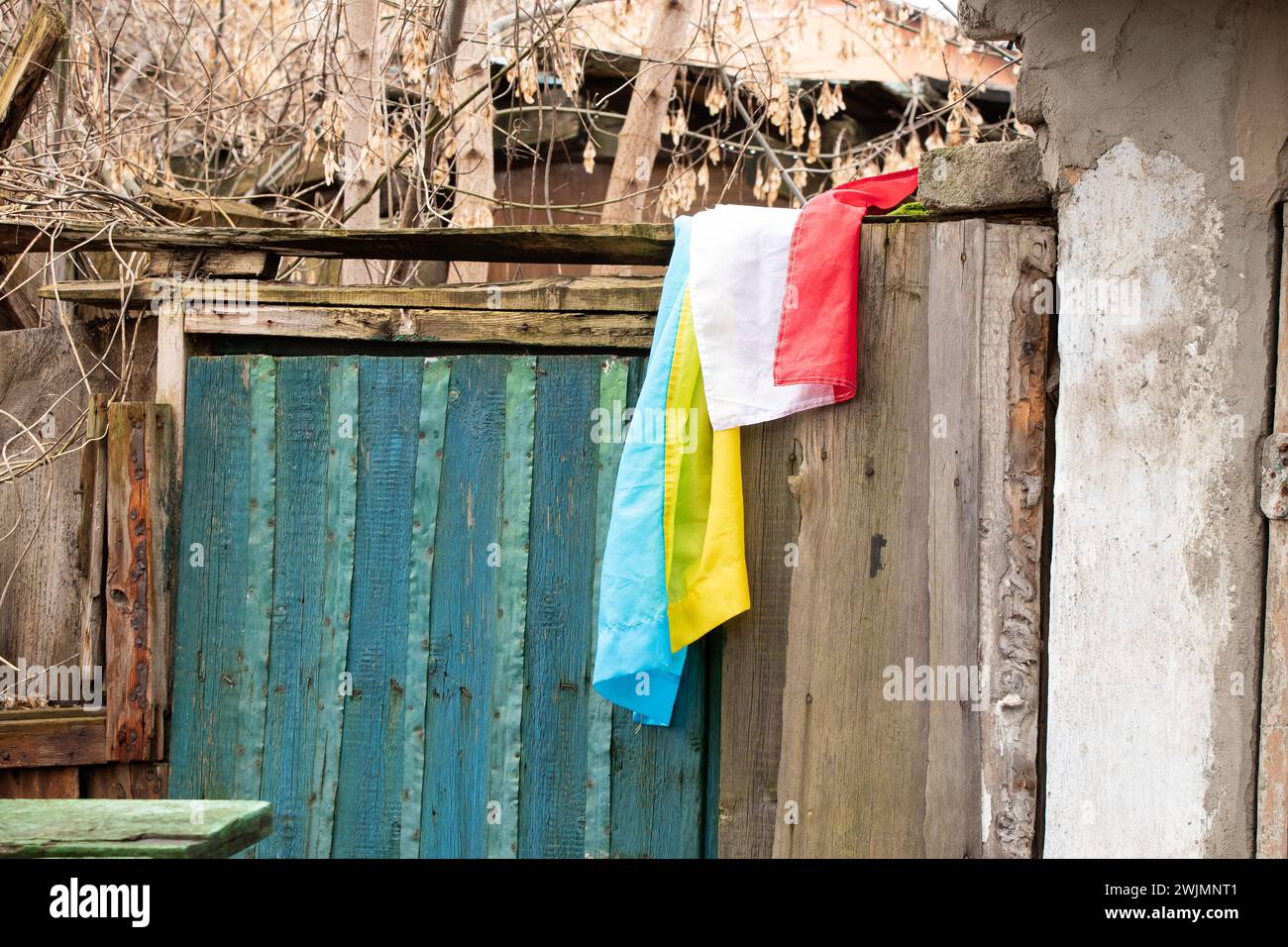 La bandiera dell'Ucraina e della Polonia è appesa al muro di una vecchia casa distrutta in Ucraina nel Dnieper Foto Stock