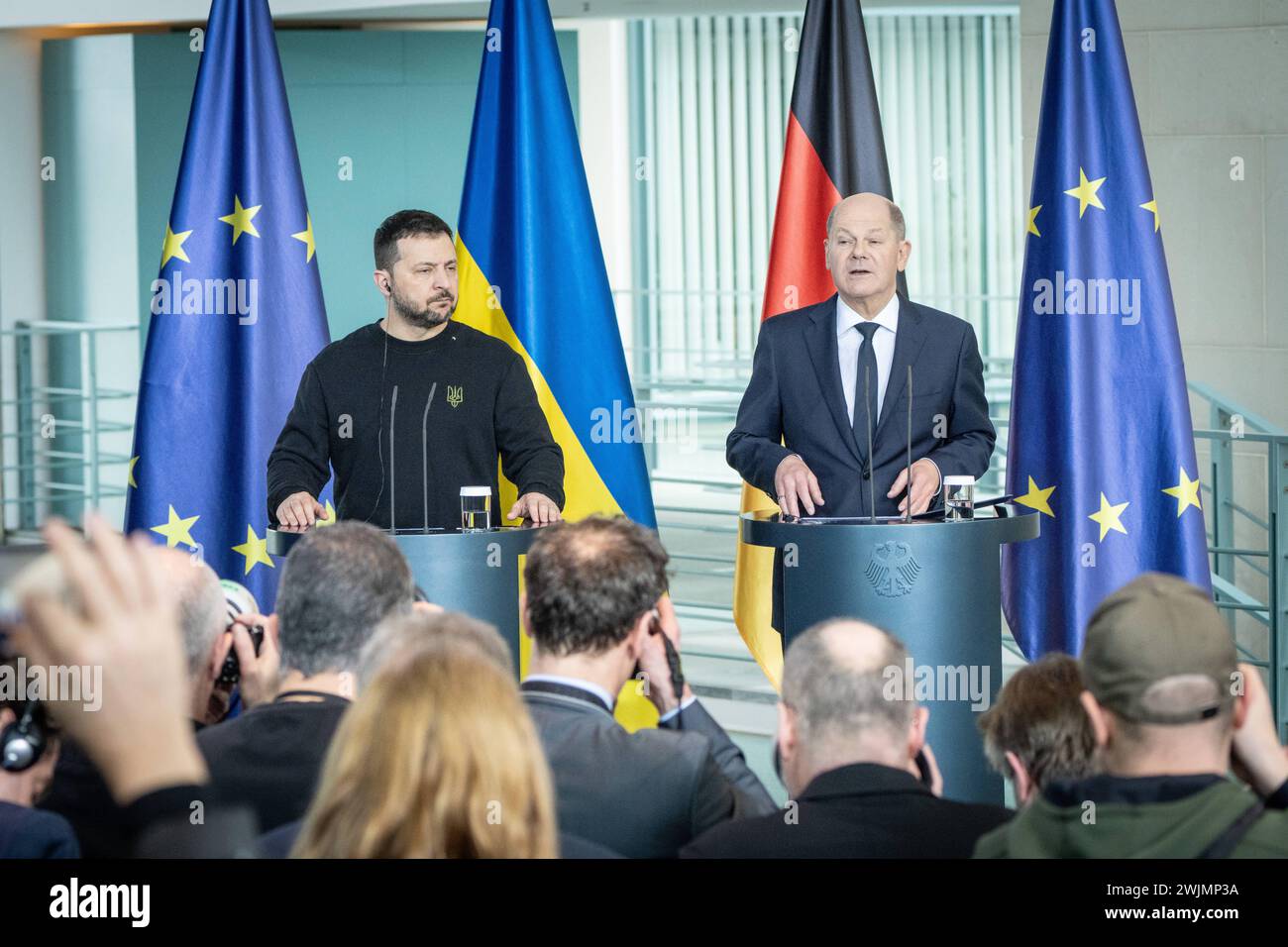 Arbeitsbesuch des Präsidenten der Ukraine a Berlino - il presidente ucraino in visita di lavoro a Berlino - Bundeskanzler Olaf Scholz mit seinem Gast Wolodymyr SelenskyjArbeitsbesuch des Präsidenten der Ukraine a Berlino - il presidente ucraino in visita di lavoro a Berlino - Bundeskanzler Olaf Scholz mit seinem Gast Wolodymyr Selenskyj, Berlin Berlin Deutschland Bundeskanzleramt *** visita di lavoro del presidente dell'Ucraina a Berlino il presidente dell'Ucraina in visita di lavoro al cancelliere federale di Berlino Olaf Scholz con il suo ospite Volodymyr Selenskyj visita di lavoro del presidente di Ukr Foto Stock