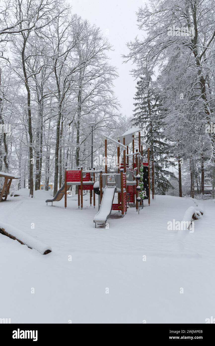 Un parco giochi in Svezia i febbraio, coperto di neve Foto Stock