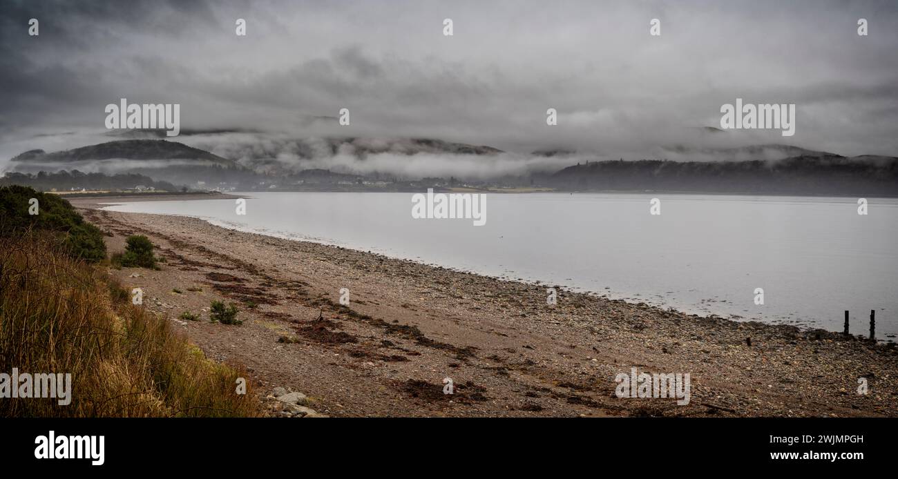 La vista sul lago Linnhe da Clo Mhuillin in una giornata drammatica. Questo, per me, è la Scozia al suo meglio, il tipo di tempo in cui si può immaginare Foto Stock