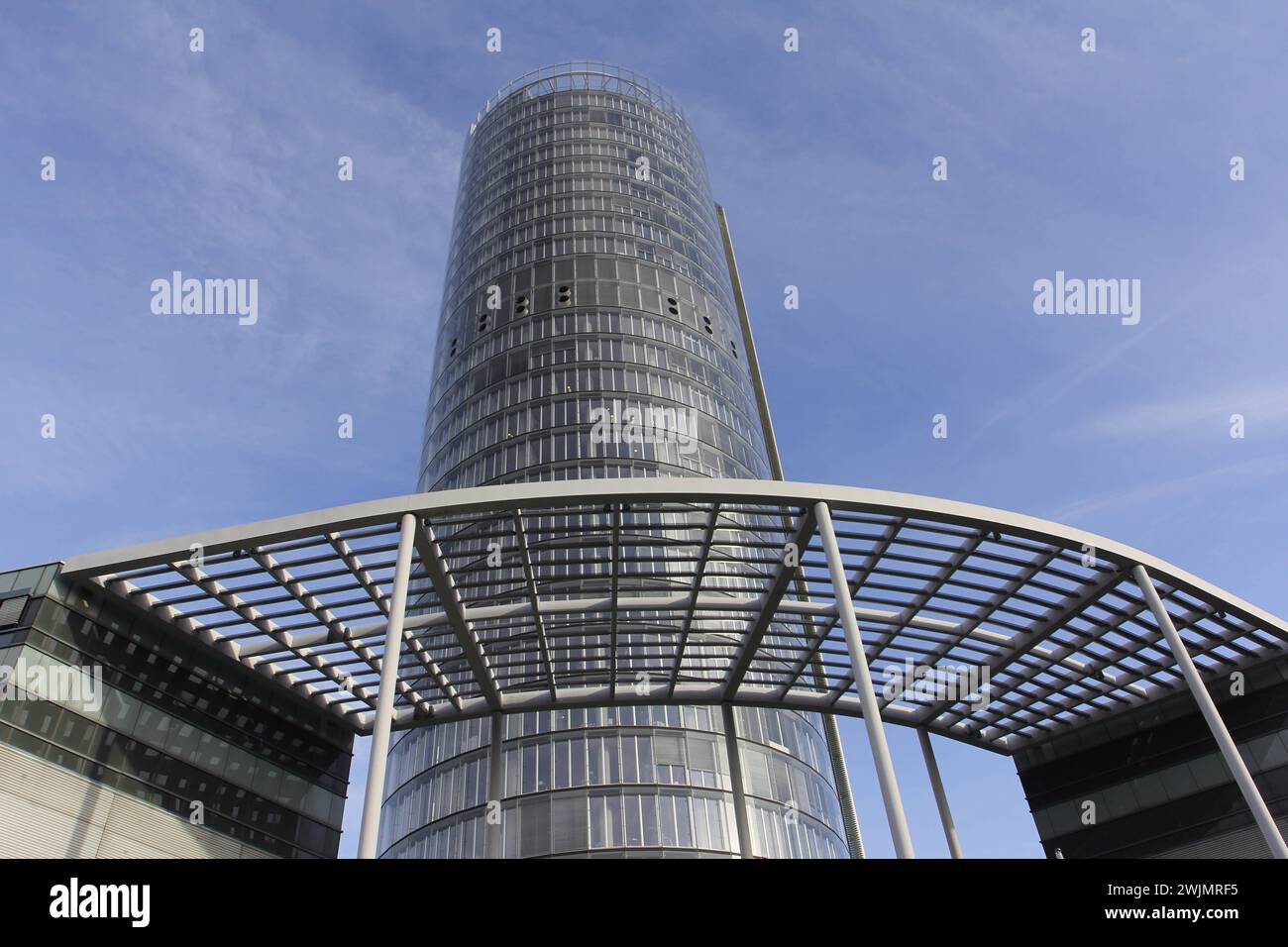 Energiewirtschaft in Deutschland. 20.11.2013, EU, DEU, Deutschland, Nordrhein Westfalen, Essen: der Westenergie-Turm wurde 1996 als RWE-Turm und höchstes Gebäude des Ruhrgebiets fertiggestellt. DAS RWE Hauptquartier. UE, DEU, Germania, Renania settentrionale-Vestfalia, Essen: La Westenergie Tower è stata completata nel 1996 come RWE Tower e l'edificio più alto della regione della Ruhr. La sede centrale della RWE. Foto Stock