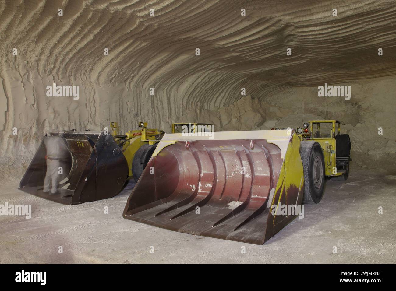 Energiewirtschaft in Deutschland. 22.07.2009, EU, DEU, Deutschland, Niedersachsen, Salzgitter: Behaelter mit Schmutzwasser und ein Klo auf der 490 Meter Sohle im Bergwerk asse II Im ehemaligen Salzbergwerk und jetzigen Forschungsbergwerk asse II wurde offiziel schwach und mittelradioaktiver Abfall eingelagert. Der Grossteil des eingelagerten Atommuells stammt von den Kernkraftwerksbetreibern E.ON, RWE, EnBW, und Vattenfall Europe bzw. dem Kern- Forschungszentrum Karlsruhe FZK. EU, DEU, Germania, bassa Sassonia, Salzgitter: Camera di stoccaggio del sale 7A nella miniera di asse II al livello di 532 metri f Foto Stock