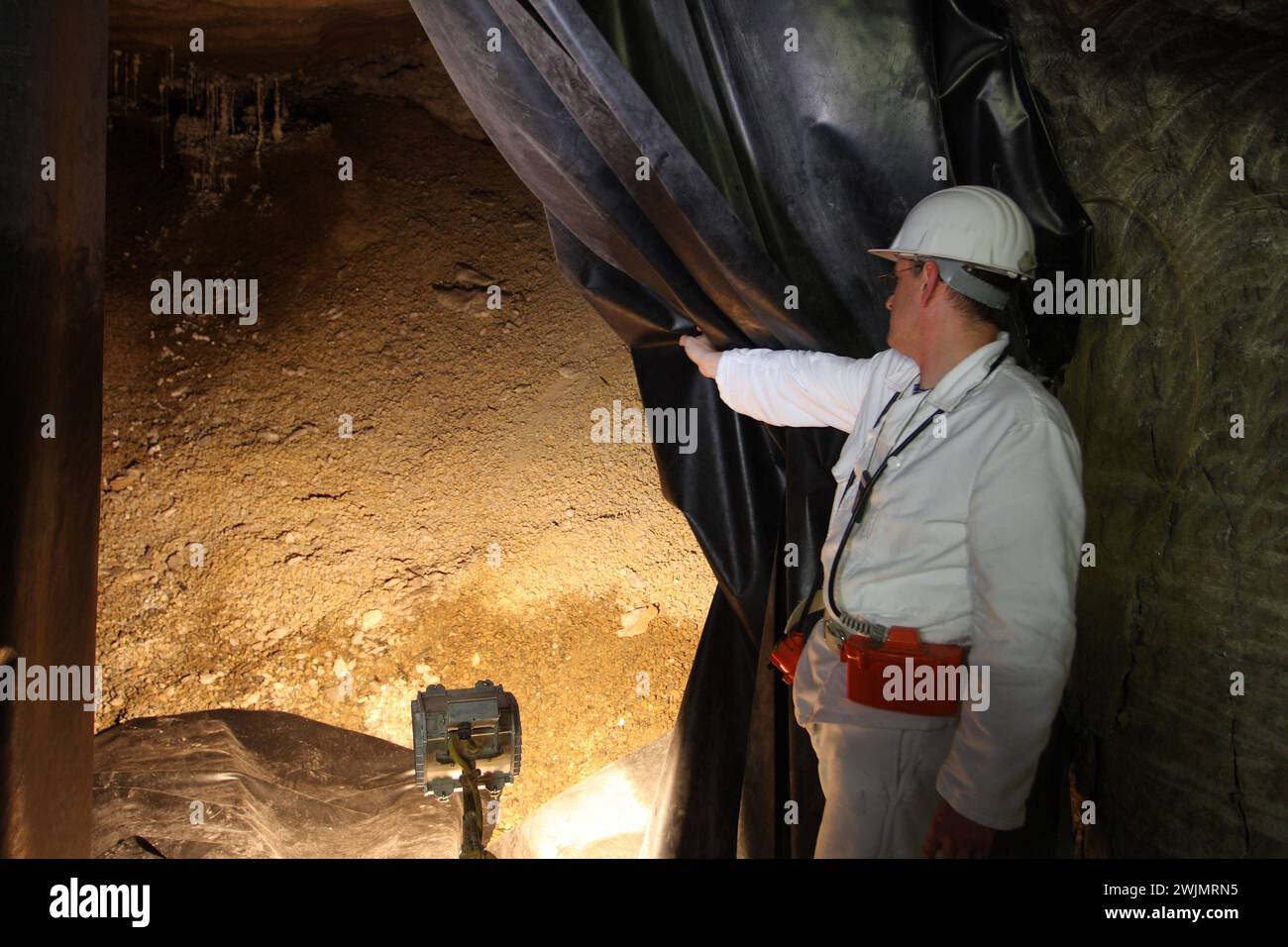 Energiewirtschaft in Deutschland. 22.07.2009, EU, DEU, Deutschland, Niedersachsen, Salzgitter: Eintrittsfeld von Zutrittsloesung bzw. Zulauf von Grubenwasser in der Hauptsammelstelle in der Kammer 3 fuer die Zutrittsgewaesser derzeit ca. 10500 litri auf der 658 metri Sohle im Bergwerk asse II Von hier wird das Wasser auf die 490 Meter Sohle in Zwischenspeicher gepumpt. Im ehemaligen Salzbergwerk und jetzigen Forschungsbergwerk asse II wurde offiziel schwach und mittelradioaktiver Abfall eingelagert. Der Grossteil des eingelagerten Atommuells stammt von den heutigen Kernkraftwerksbetreibern E.. Foto Stock