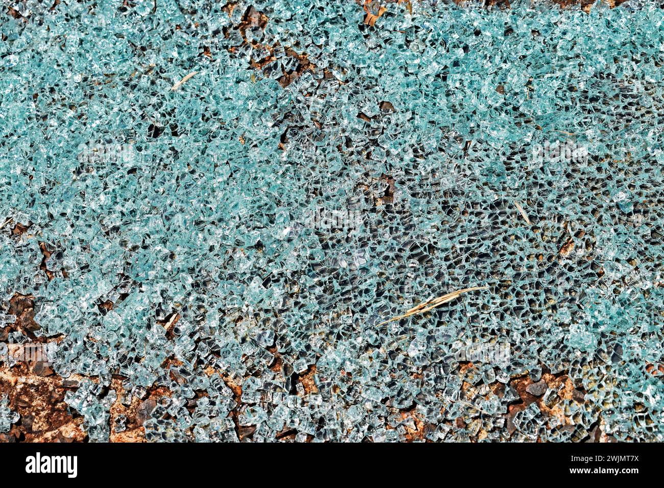 Frammenti di vetro del parabrezza dell'auto sul pavimento Foto Stock